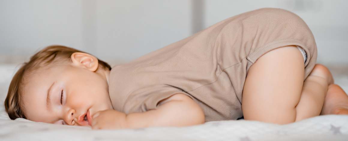 Milloin vauvat voivat turvallisesti nukkua vatsallaan?