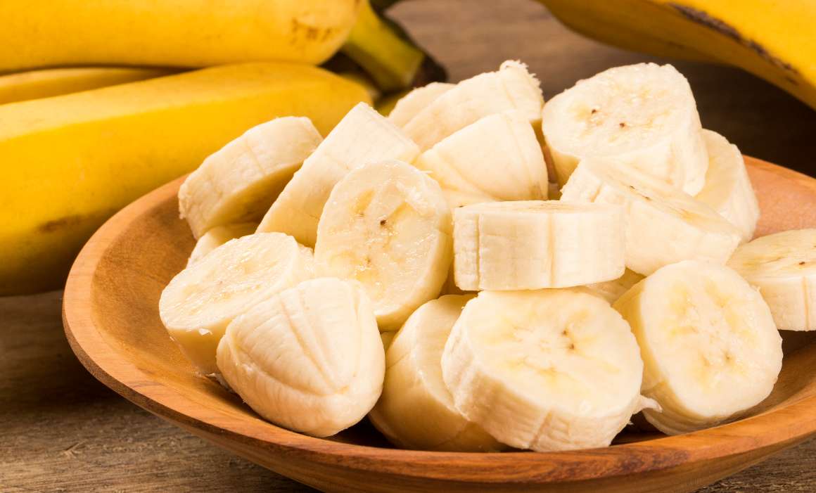 Ota selvää, ovatko banaanit luotettava magnesiumin lähde. Vaikka banaanit ovat suosittuja ja ravitsevia hedelmiä, ne eivät ole magnesiumpitoisuudeltaan erityisen korkealla sijalla muihin elintarvikelähteisiin verrattuna. Vaikka banaanit sisältävätkin jonkin verran magnesiumia, sitä ei pitäisi pitää riittävänä lähteenä. Riittävän magnesiumin saannin varmistamiseksi asiantuntijat suosittelevat, että päivittäiseen ruokavalioon sisällytetään muita magnesiumia sisältäviä elintarvikelähteitä, kuten lehtivihanneksia, pähkinöitä ja siemeniä sekä täysjyväviljaa, jotta magnesiumin saanti olisi riittävää.