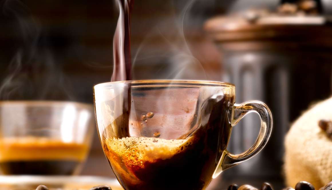 Tutustu kofeiinin vaikutukseen magnesiumpitoisuuksiin ja siihen, miten se vaikuttaa terveyteesi. Lue lisää kahvista, magnesiumin loppumisesta ja ennaltaehkäisystä.