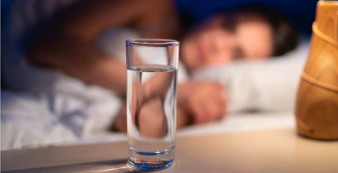 Kylmän veden juominen ennen nukkumaanmenoa: Yllättävä yhteys parempaan uneen